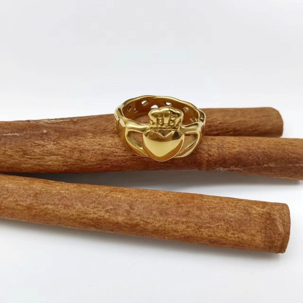 Men's ring holding a crown heart-shaped ring - Image 3