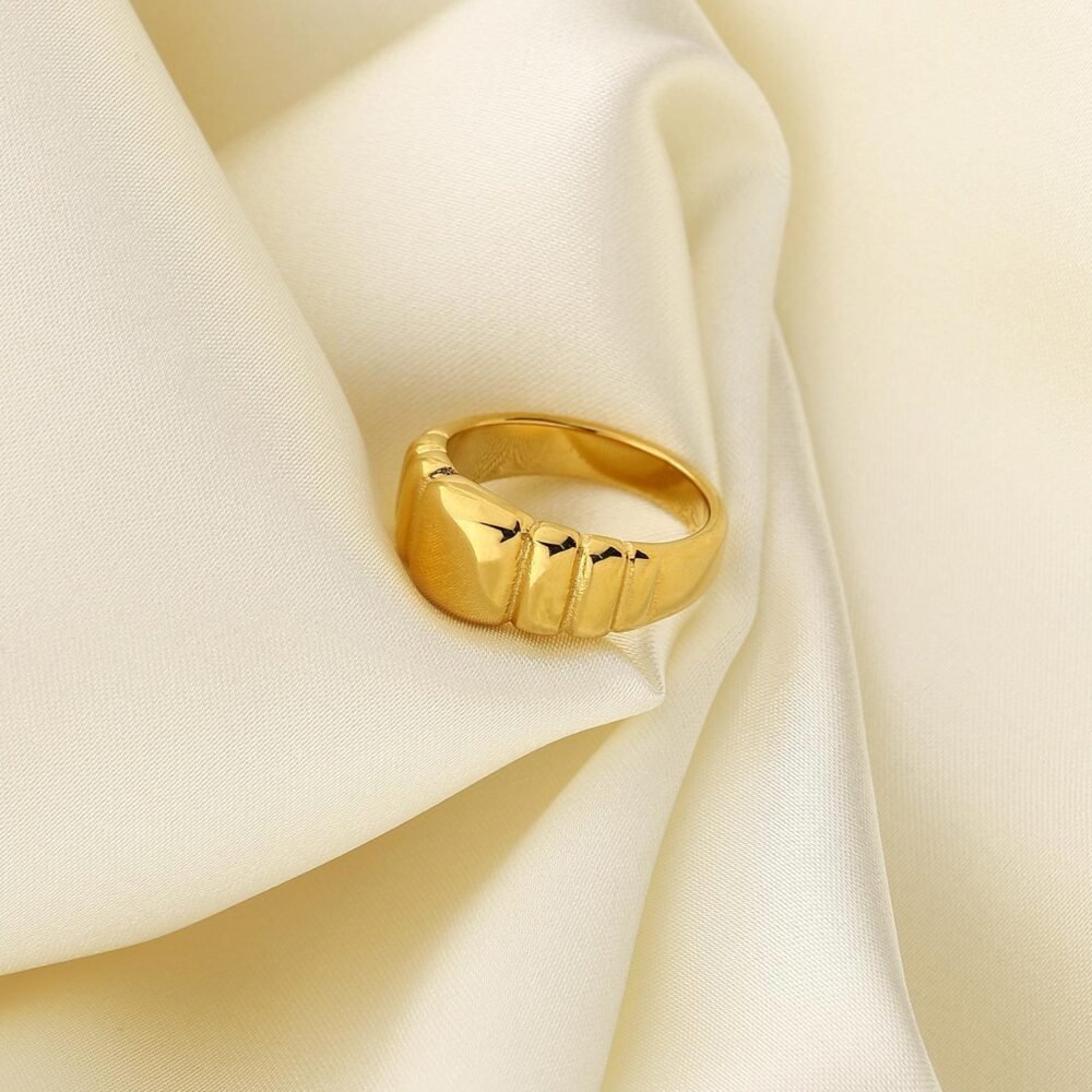 Layered texture smooth round croissant ring 18k gold - Image 3