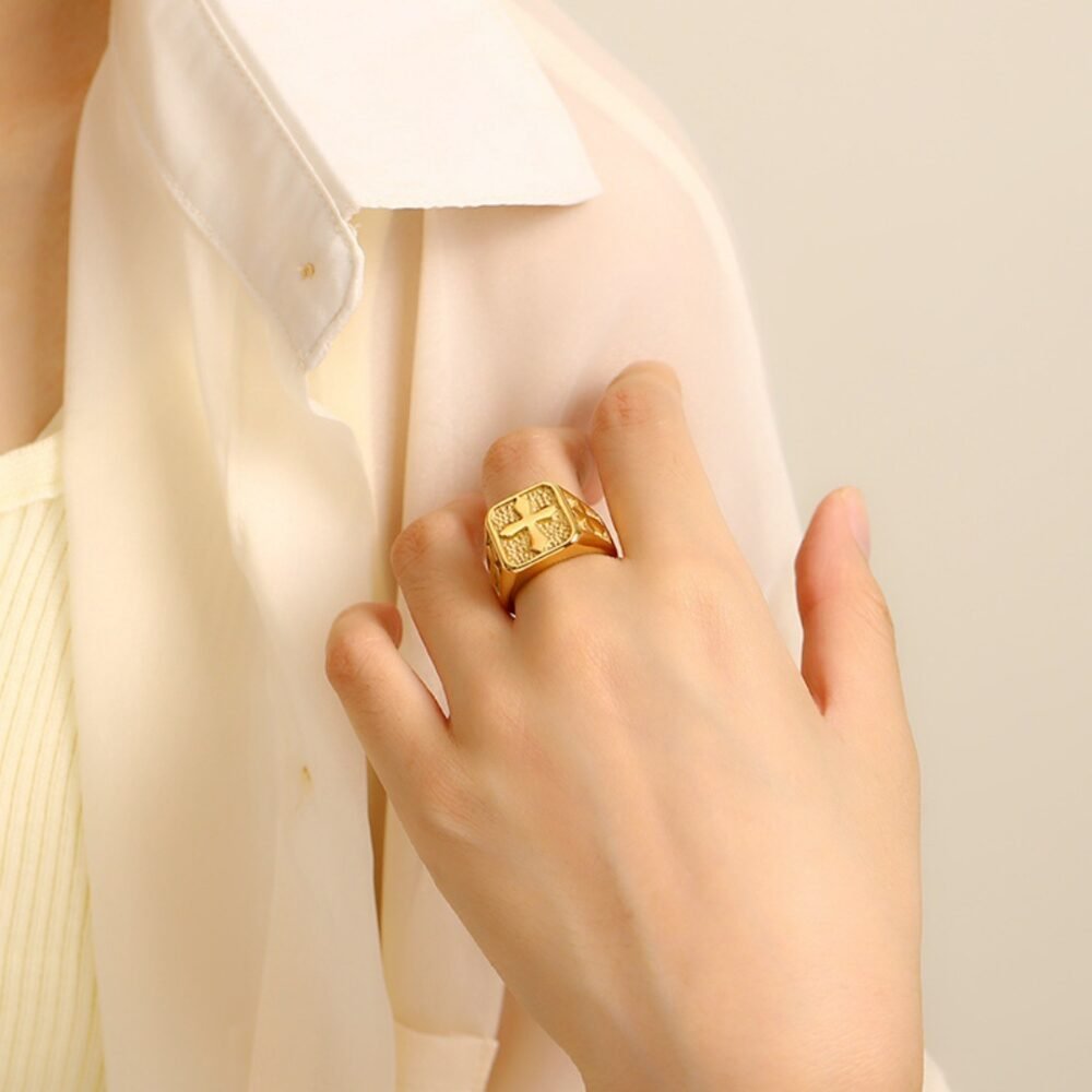 Cross ring domineering ring