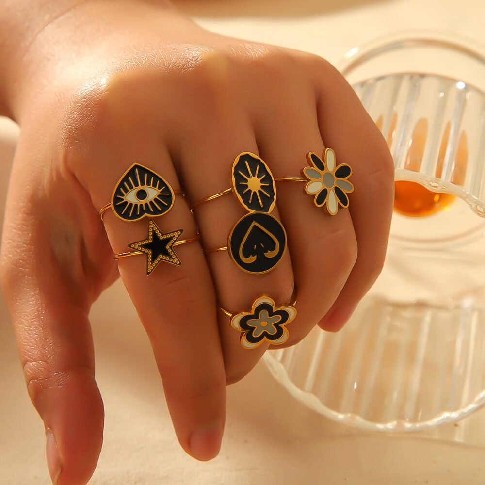 Four-Leaf Clover Heart Ring - Image 3